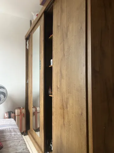 Guarda roupa casal com porta de correr