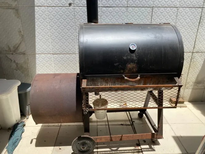 Defumador de carnes tipo Pit smoker americano.