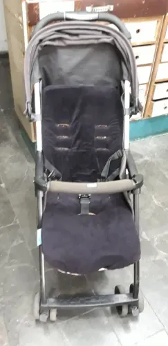 Carrinho de Bebê Passeio Chicco Preto Dobrável