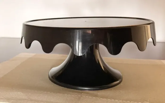 Suporte para bolo em plástico rígido, com borda ondulada
