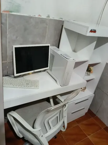 Computador monitor 19.5 com estante e cadeira 