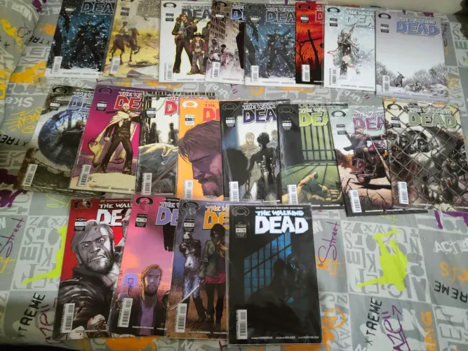Coleção de revistas " THE WALKING DEAD" DA EDIÇÃO N 2 AO 20. Algumas sem uso.