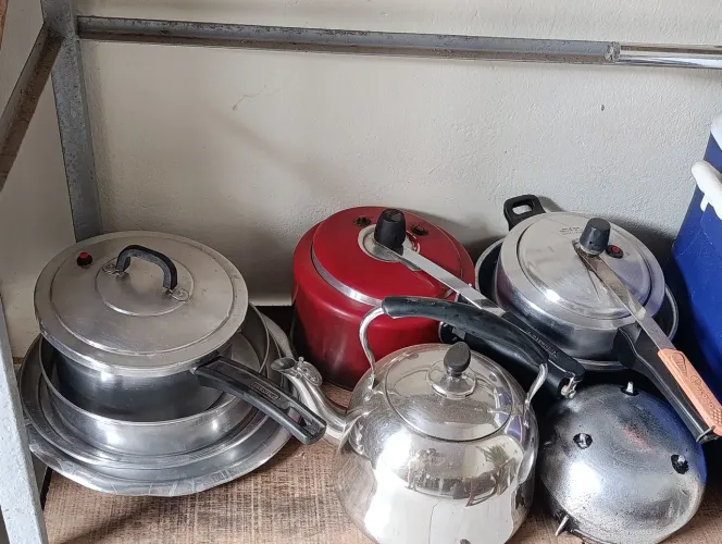 Vende_se utensílios de alumínio.