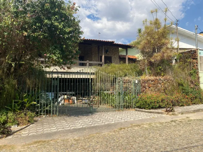 Vendo telhado colonial com peças em madeira paraju