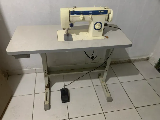 máquina de costura Elgin antiga com a mesa (bancada doméstica)