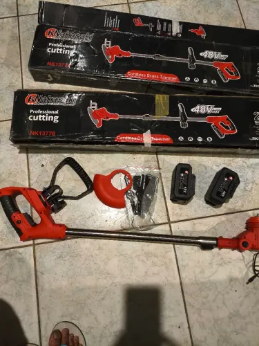 Roçadeira Nakasaki bateria e acessórios de corte por105 reai