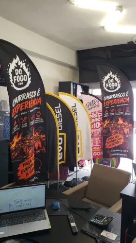 Bandeiras personalizadas para windbanners frente de loja