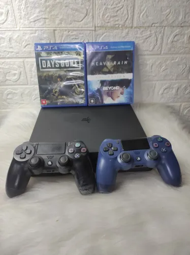 PS4 SLIM 1 TERABYTE - SEMI NOVO - DOIS CONTROLES - DOIS JOGOS