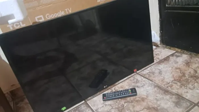 TV LG 32p de Led modelo 32LV300C (com controle) TELA TRINCADA