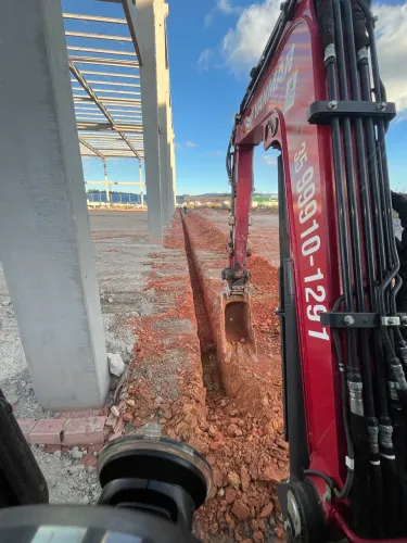 Locação de Mini escavadeira e Mini carregadeira 