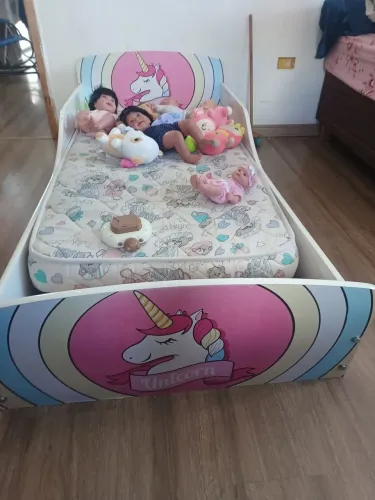 Cama infantil de unicórnio. 