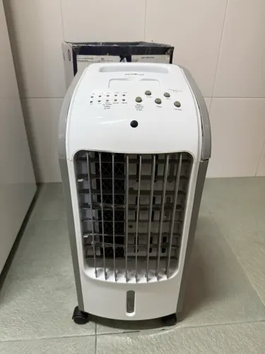 Circulador de ar e umidificador de ambiente.