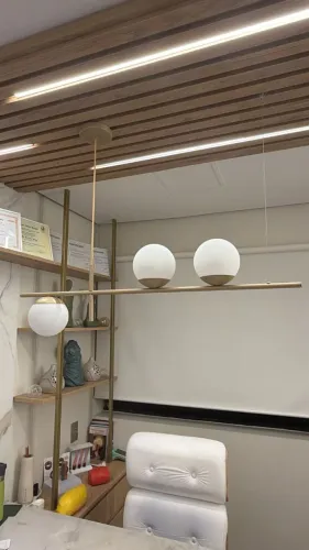 Pendente linear dourado com três bolas e altura regulável