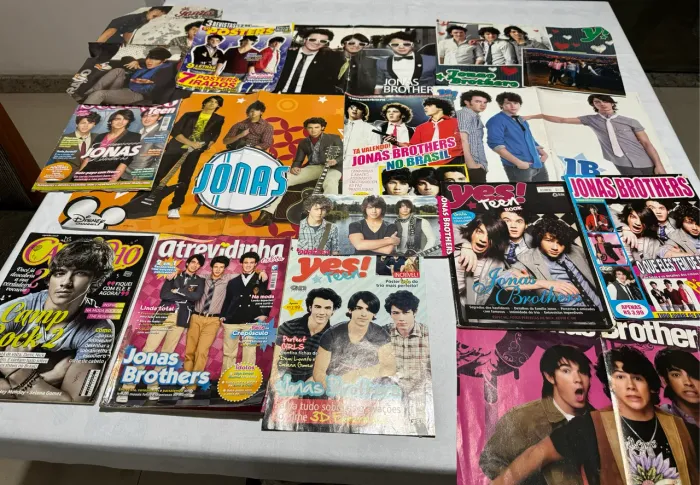 Kit Fã Jonas Brothers 4 revistas, 9 pôsteres, 1 capa de revista e 1 gravura 