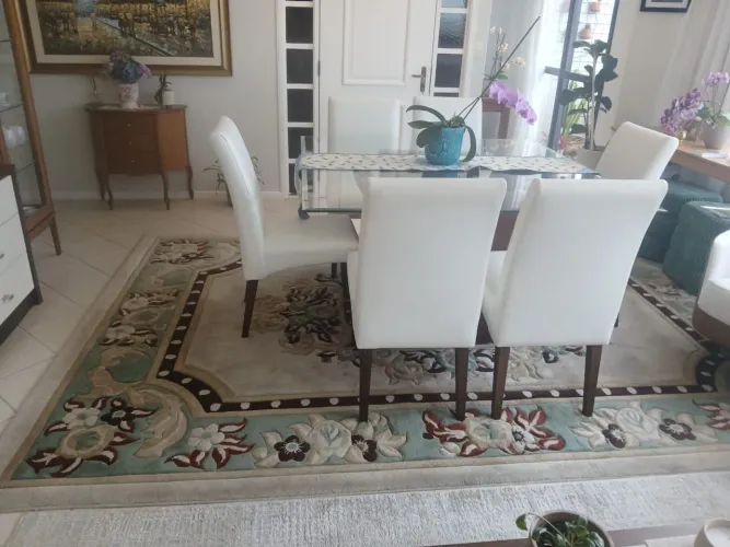 Mesa de jantar e 6 cadeiras 