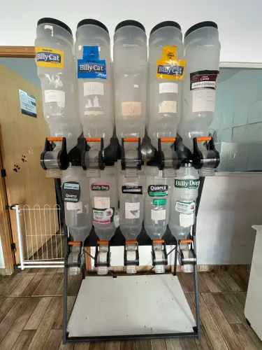 Prateleira central e dispensar de ração