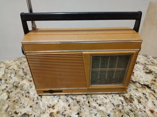 Rádio antigo de pilha usado
