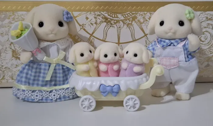 Sylvanian Families - Família dos Coelhos Floral Flora Rabbit Completa