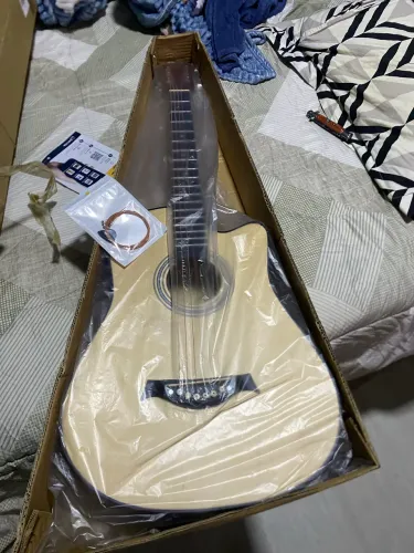 Violão novo na caixa