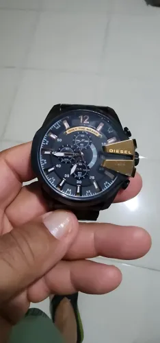 vendo um relógio deesel preto muito bonito
