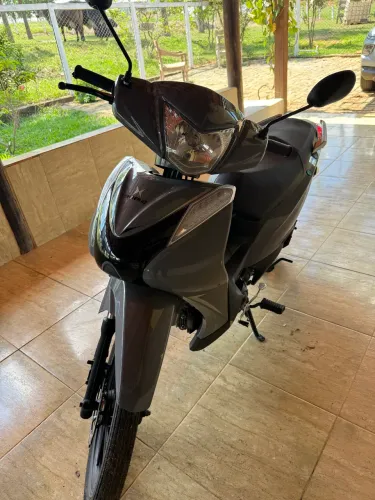Moto extra com quilometragem baixíssima