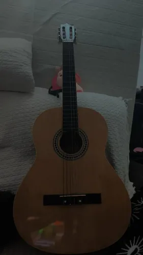 Violão acústico com capa e capotraste