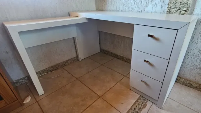 Mesa para escritório Escrivaninha com gaveteiro