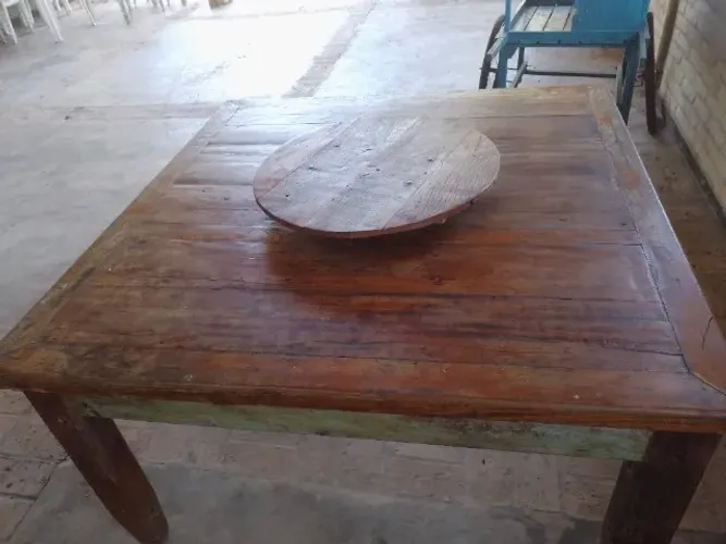 Mesa de madeira maciça, com o centro giratório