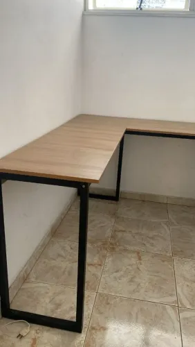 Mesa de escritório em L MDF e ferro. 