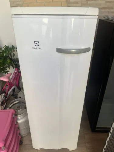 Freezer Eletrolux vertical 197L