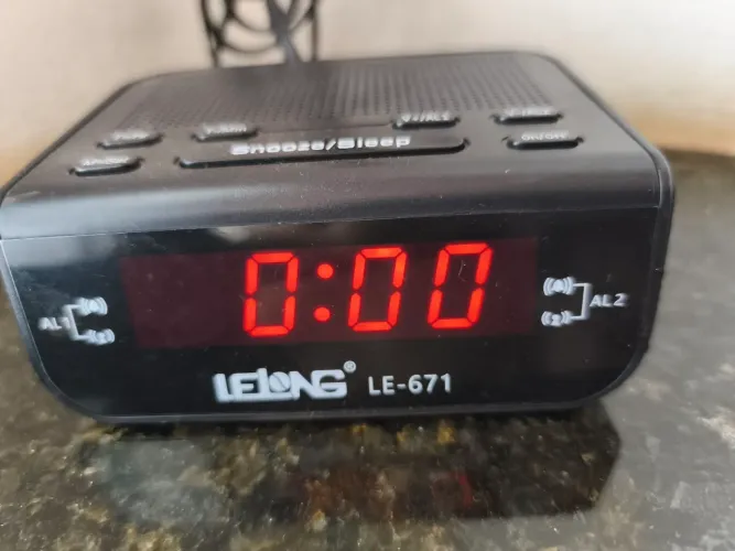 Relógio de mesa preto