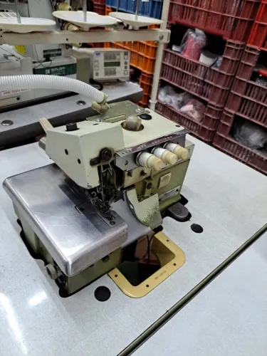 Máquina de Costura Overlock Industrial Rimoldi