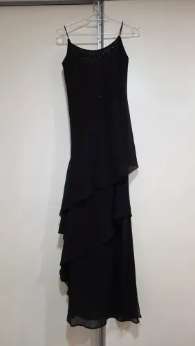 Vendo vestido preto de festa com detalhes em canutilhos