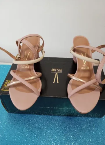 Vendo sandália Vizzano salto grosso de tiras rose. 