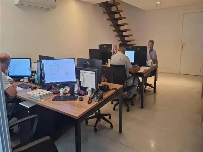 Salas Comerciais Amplas com Excelente Estrutura e Localização Privilegiada