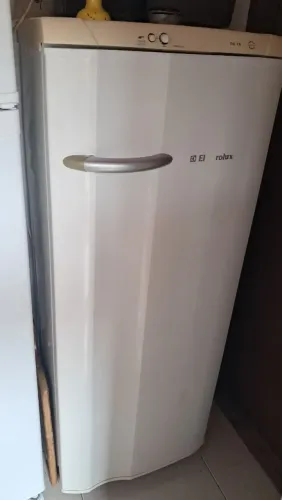 Geladeira Electrolux RE28 compacta - super conservada