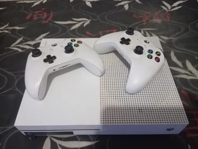 Xbox one com 2 controles nunca foi aberto para concerto 