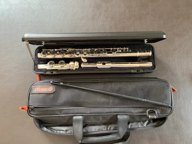 Flauta YAMAHA 211 nova 