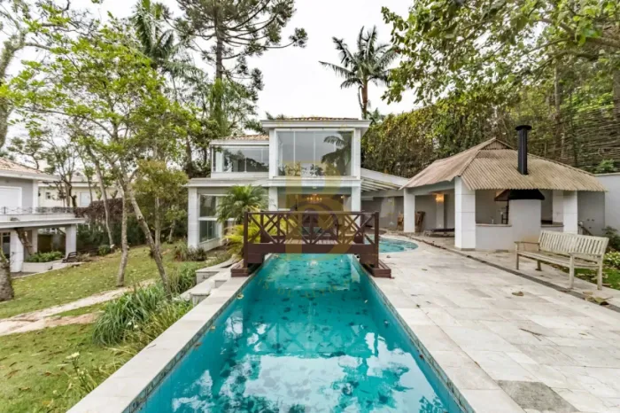 Casa de condomínio com 800 m², 4 quartos sendo 4 suítes à venda no bairro Chácara Flora.