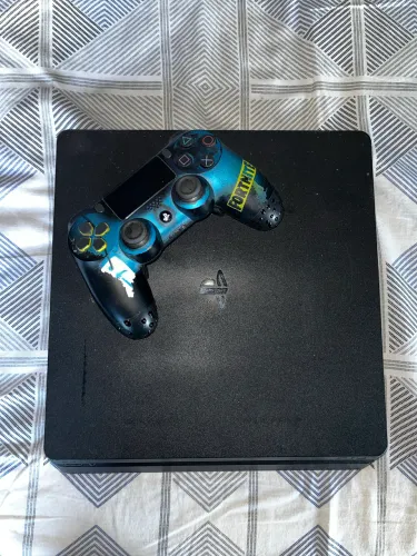 Ps4 com controle profissional e 2 jogos