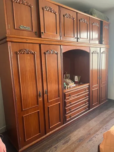 Guarda roupa com cama de casal de madeira