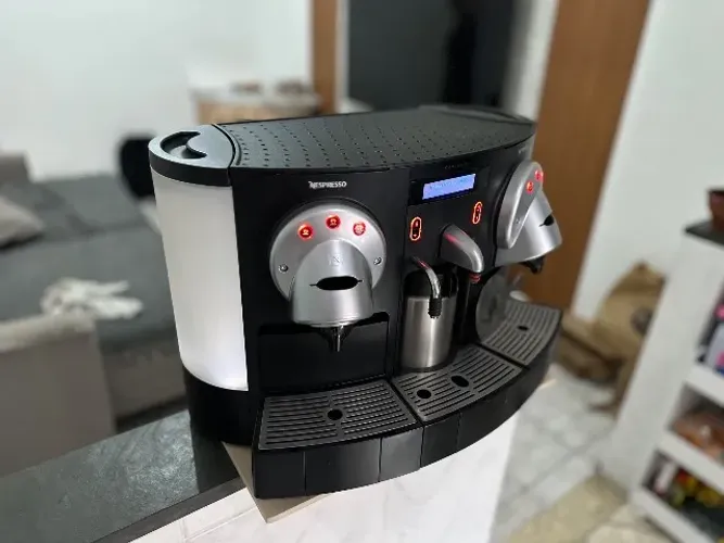 Cafeteira NESPRESSO
