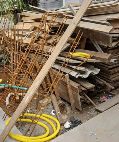 Tábuas e ferragens para construção