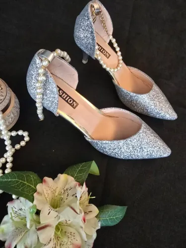 Sapato de Noiva Prata com Glitter e Corrente de Pérolas 