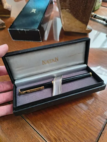 Caneta esferográfica Natan com detalhes em ouro