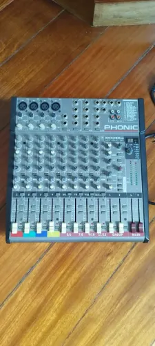 Mesa de som phonic 12 canais