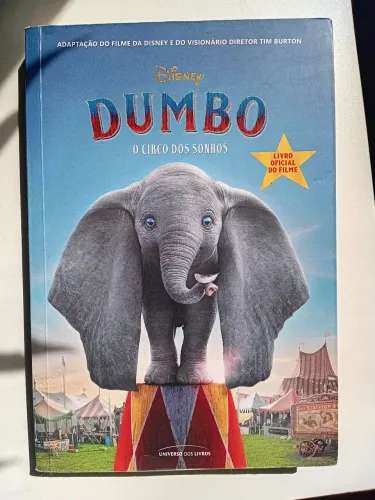 Livro dumbo editora universo dos livros usado( as manchas nas páginas não são defeitos).