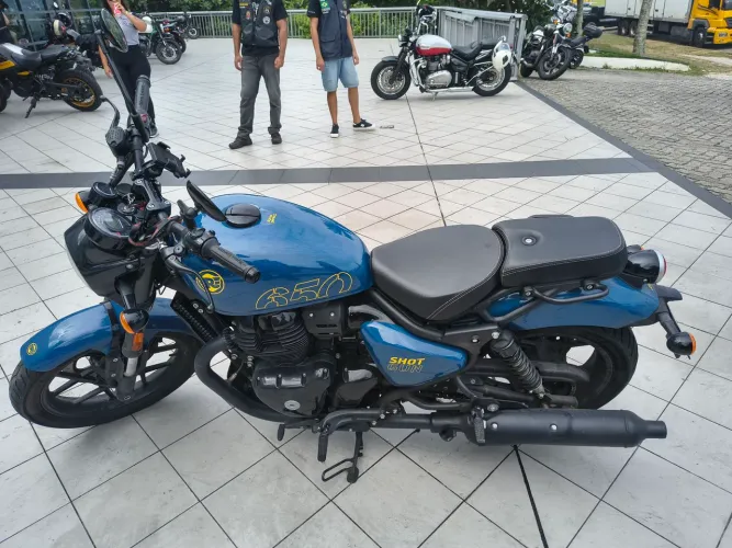 ?Moto Custom Impecável - Estilo e Potência em Duas Roda
