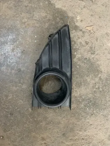 Moldura farol milha fluence 2010 a 2013 direito