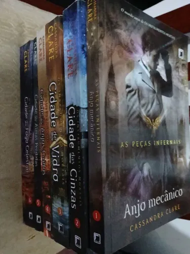 COLEÇÃO CIDADE DE VIDRO. 